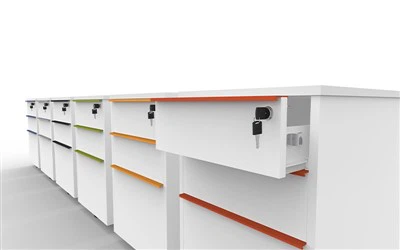 ארון עץ עם שלוש מגירות